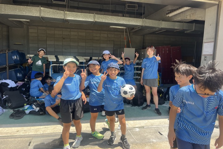 合宿で笑顔を見せる小学生たち