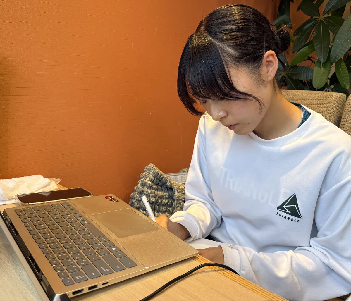 レッスン前に事務作業をする萩原さやコーチ