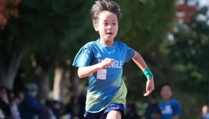 ピッチを速くして走る子ども｜足の回転を上げる