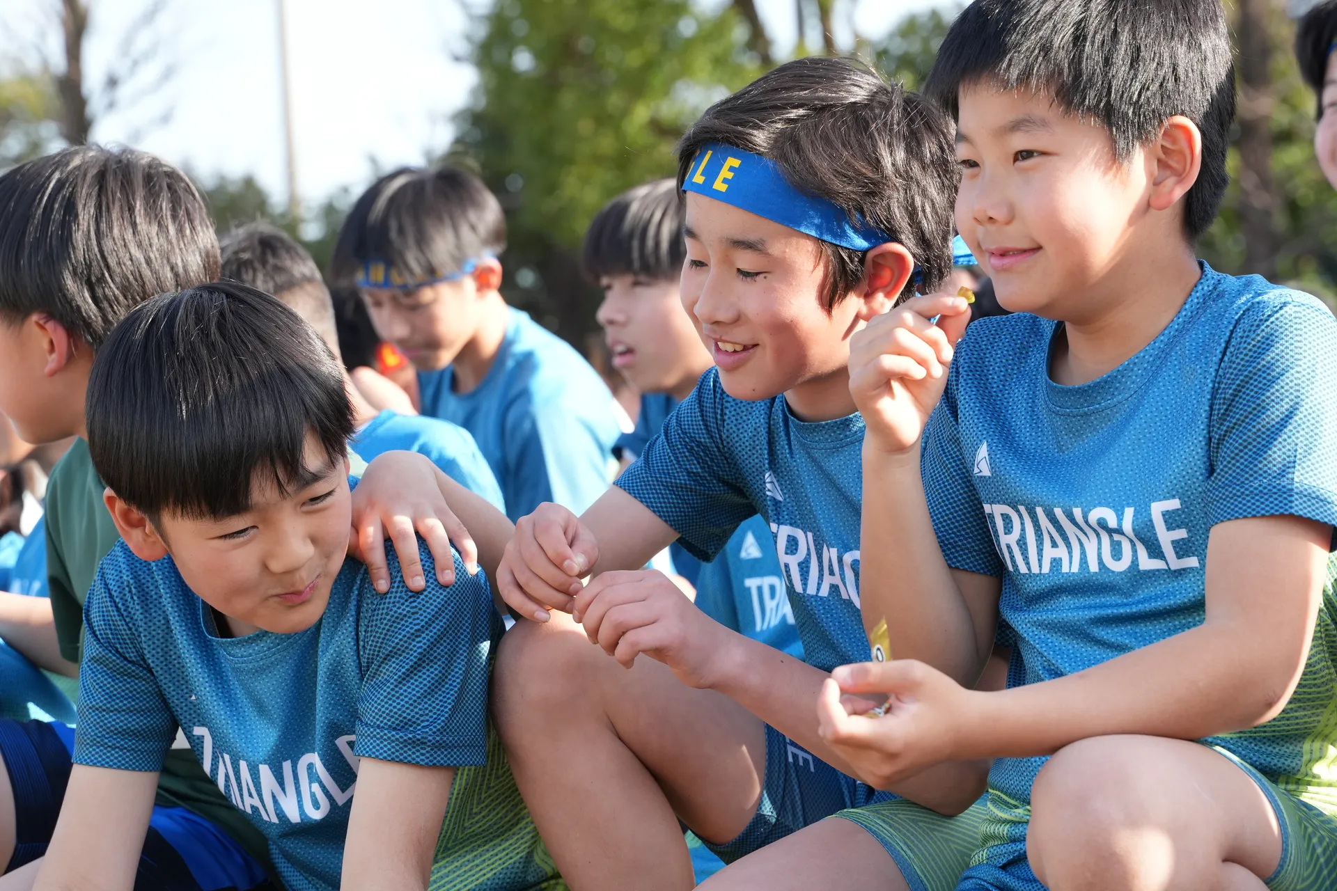 トラックで短距離走のレッスンを受ける小学生