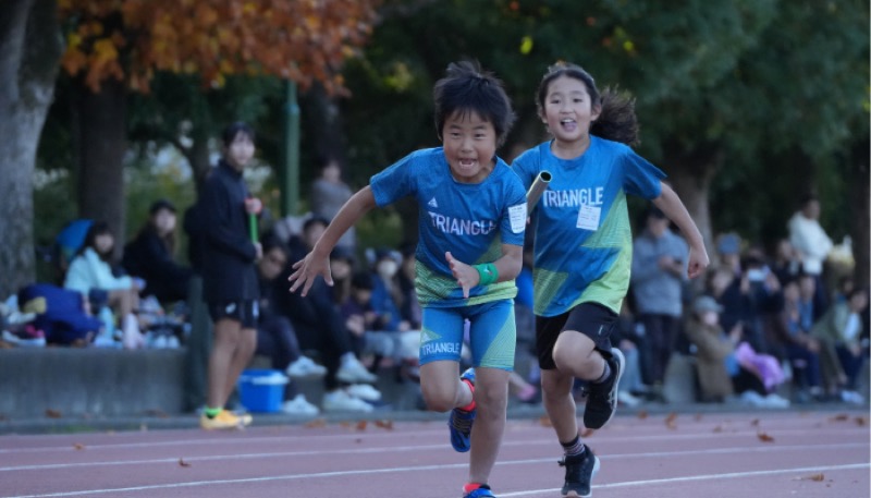 新座市陸上競技場 仲間と一緒に