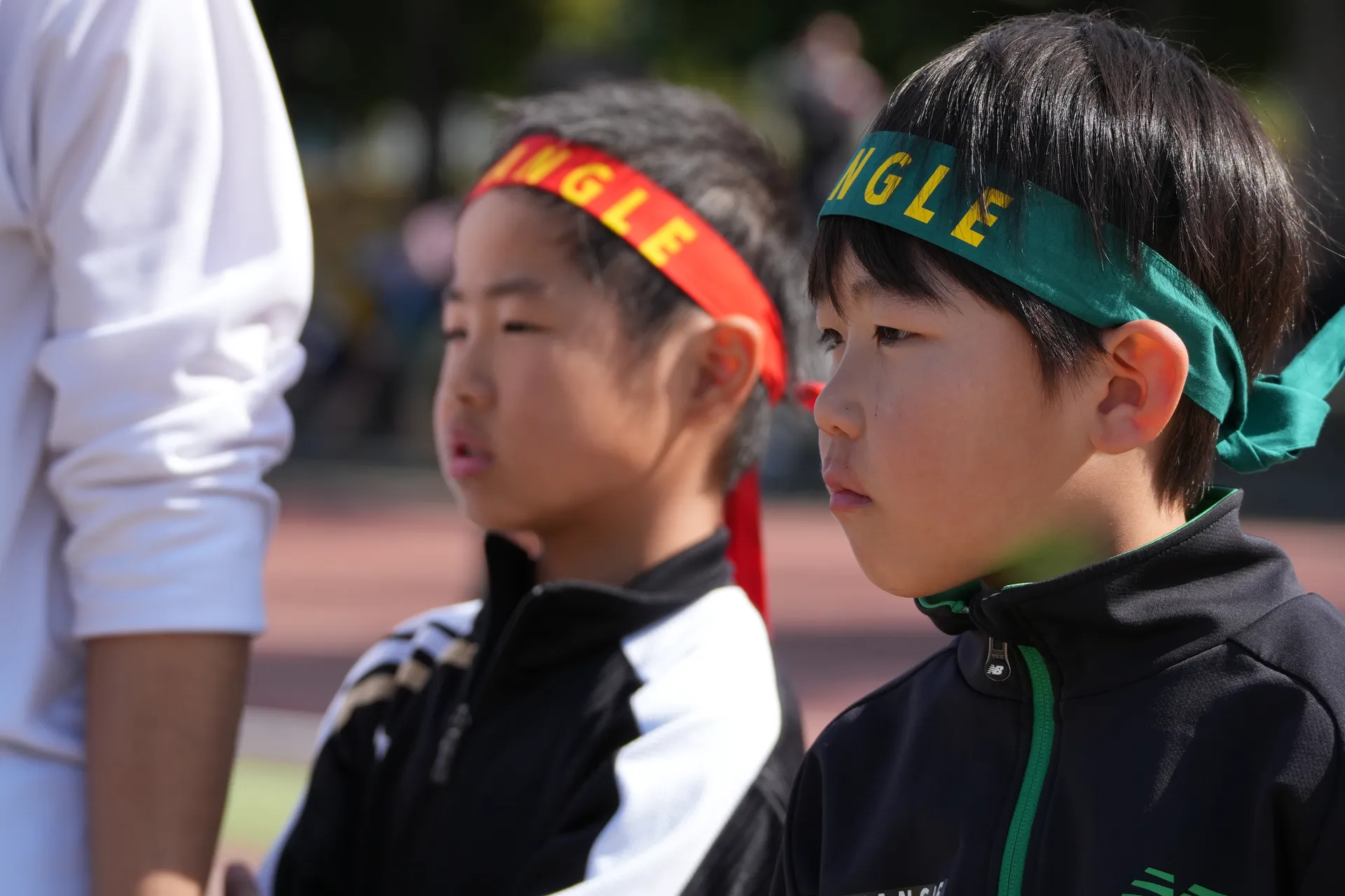 正しいランニングフォームで走る女の子