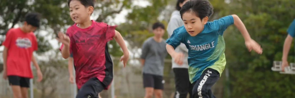 ストライドを大きくして走る子ども｜走り方のコツ