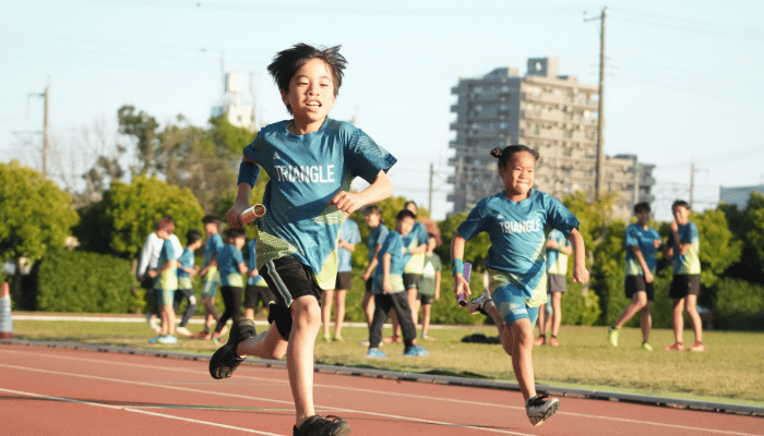 楽しそうに走る子供たち