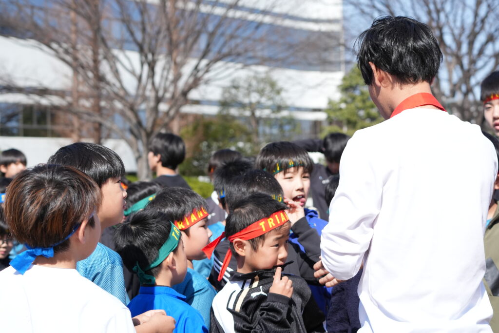 TRIANGLEのレッスンで笑顔の子どもたちとコーチ