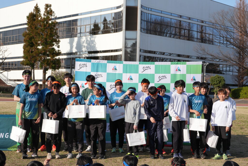 大会で入賞しメダルを掲げるTRIANGLEの選手たち